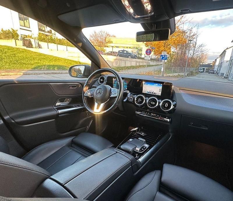 Grau Gebraucht 2019 Mercedes B180 Progressive Van / Kleinbus | 19.999 € (Guter Preis) - Bild 1/4