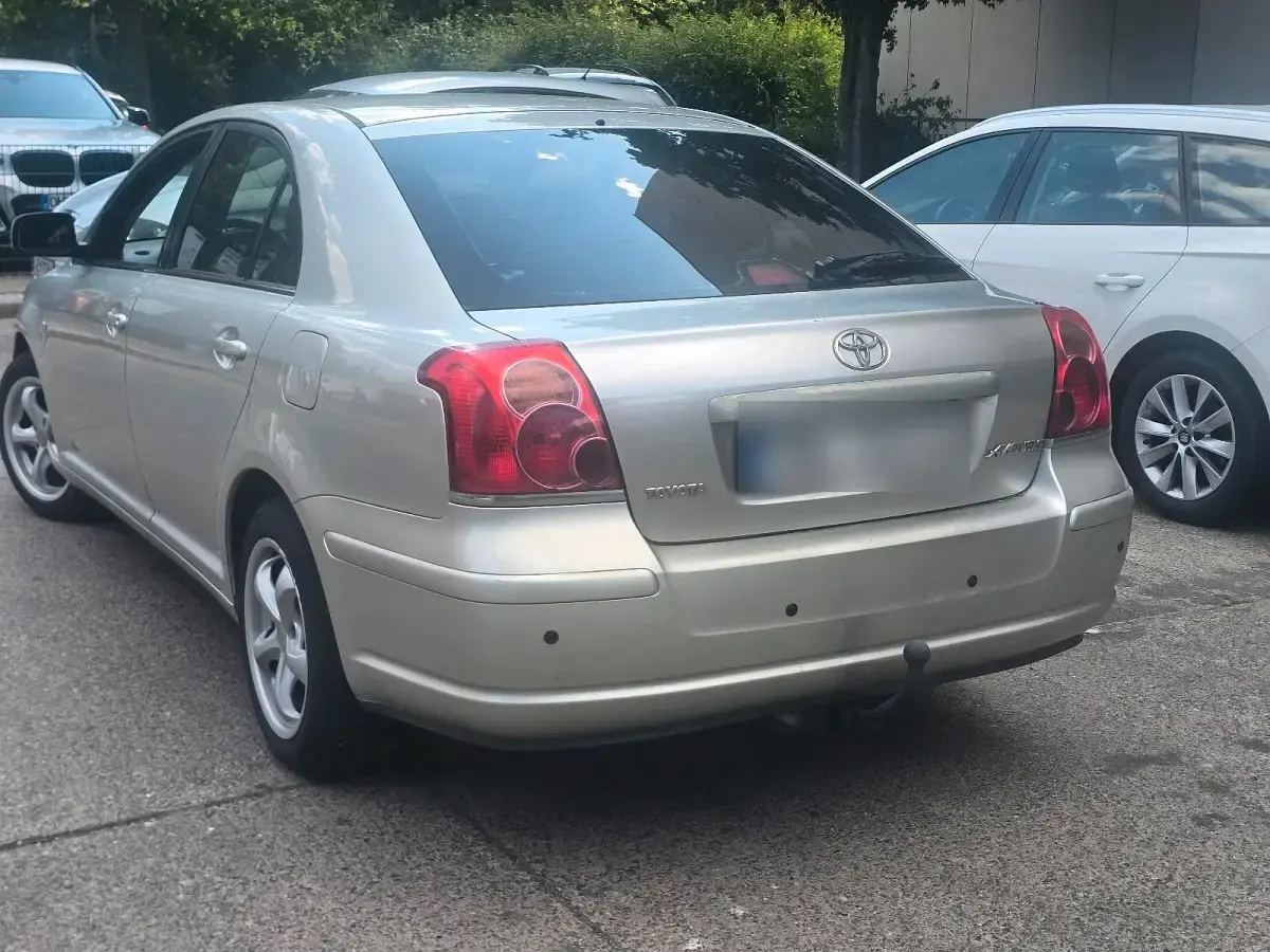 Gebraucht Toyota Avensis 130 PS (95 kW) 2003 Silber Limousine