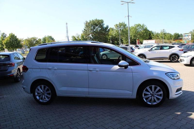 Gebraucht VW Touran Highline 150 PS (110 kW) 2024 Weiß Van / Kleinbus