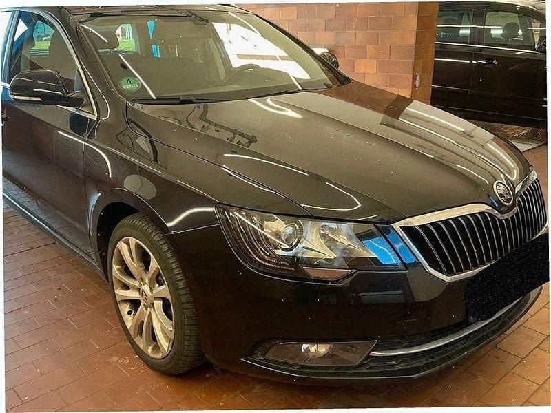 Schwarz Gebraucht 2015 Skoda Superb Exclusive Kombi | 9.900 € (Superpreis) - Bild 1/4