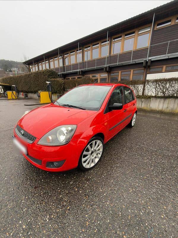 Gebraucht Ford Fiesta 90 PS (66 kW) 2007 Rot Kleinwagen