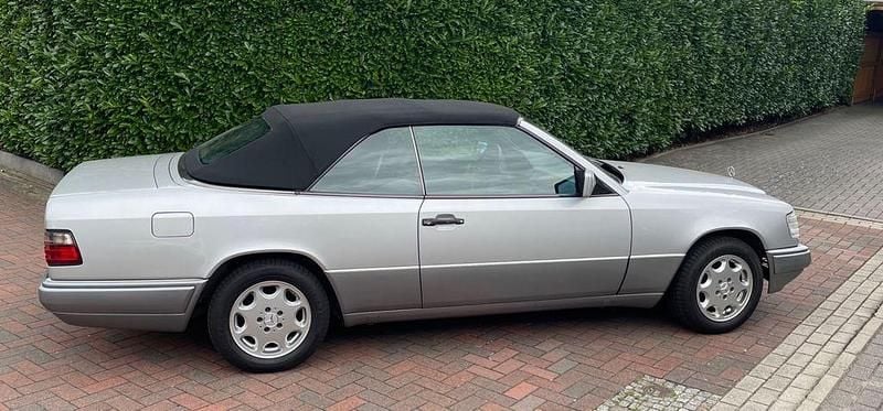 Silber Gebraucht 1996 Mercedes E200 Cabrio | 19.980 € (Teuer) - Bild 1/4