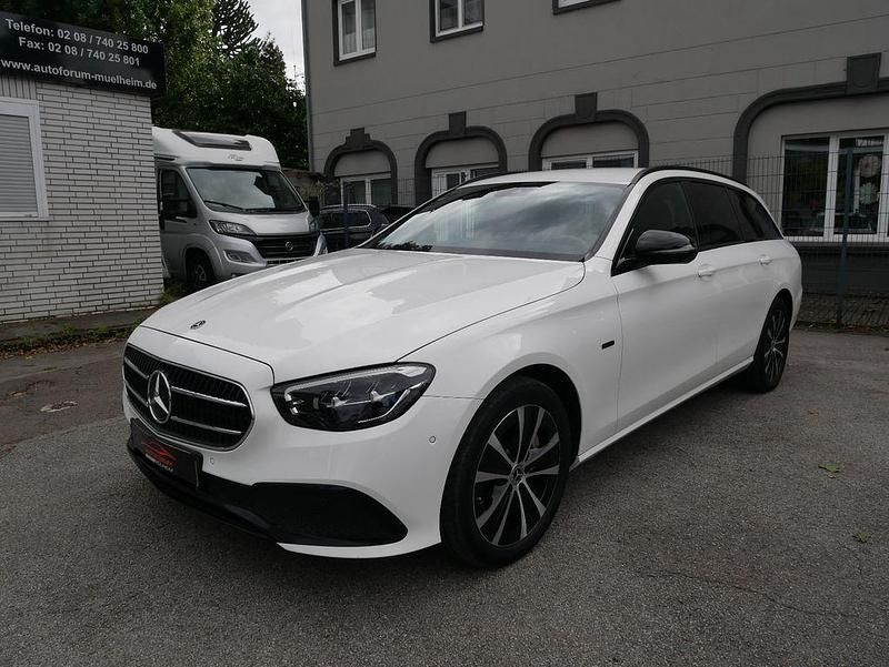 Weiß Gebraucht 2021 Mercedes E300 Night Kombi | 31.950 € (Etwas zu teuer) - Bild 1/4