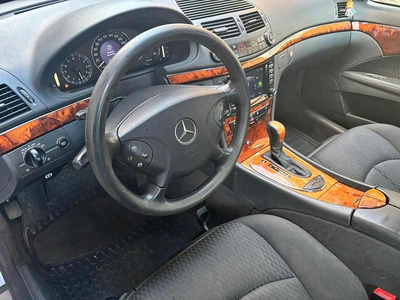 Gebraucht Mercedes E220 150 PS (110 kW) 2002 Silber Limousine