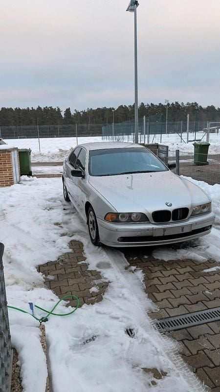 Silber Gebraucht 2002 BMW 525 Limousine | 2.750 € (Superpreis) - Bild 1/4