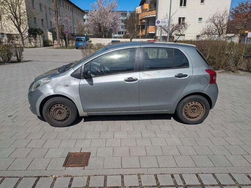 Gebraucht Toyota Yaris 69 PS (50 kW) 2008 Grau Kleinwagen