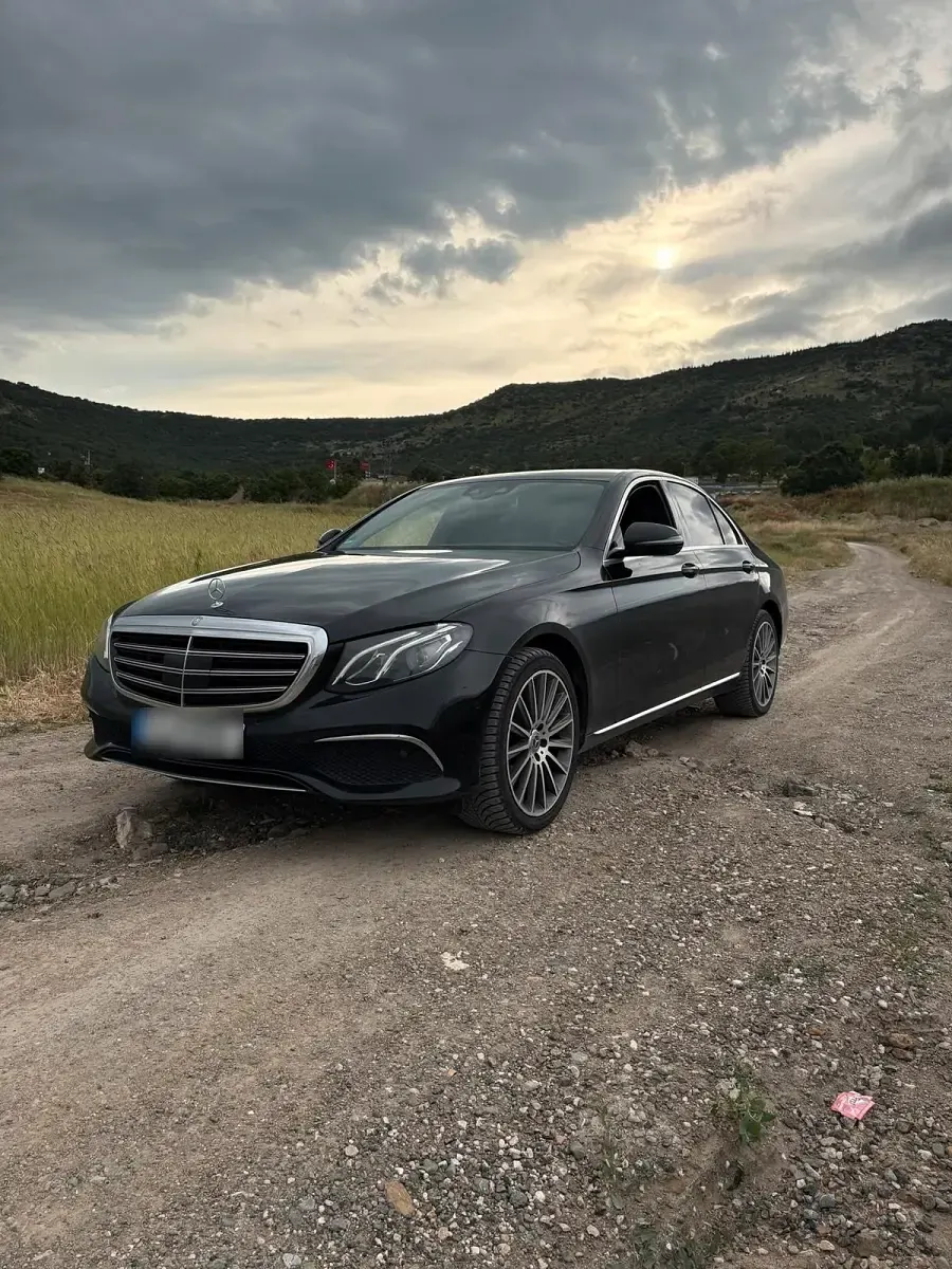Gebraucht Mercedes E220 194 PS (142 kW) 2016 Schwarz Limousine