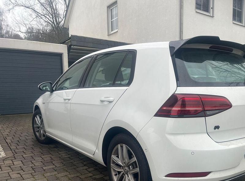Gebraucht VW Golf VII Comfortline 131 PS (96 kW) 2019 Weiß Limousine