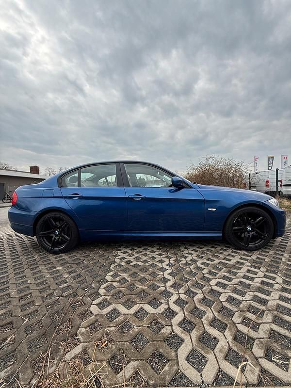 Second-hand BMW 318 143 CP (105 kW) 2011 Albastru Berlinǎ