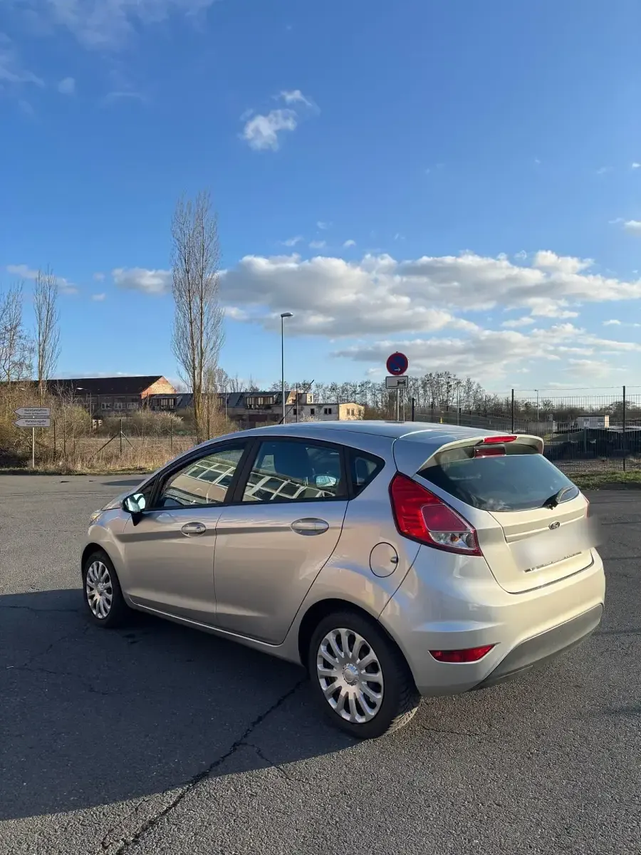 Gebraucht Ford Fiesta 65 PS (47 kW) 2015 Grau Kleinwagen