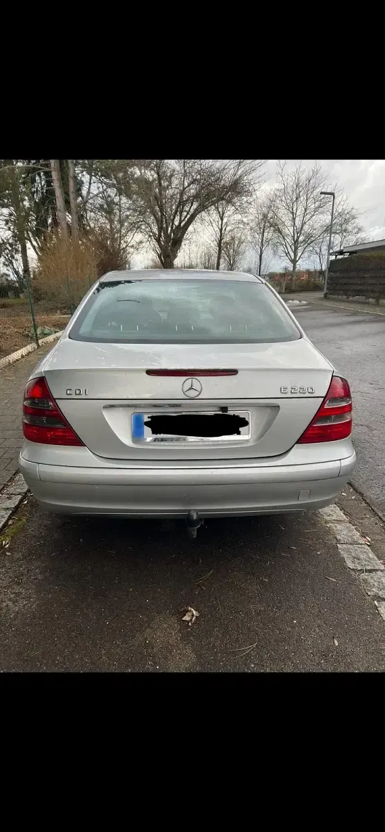Gebraucht Mercedes E220 150 PS (110 kW) 2002 Silber Limousine