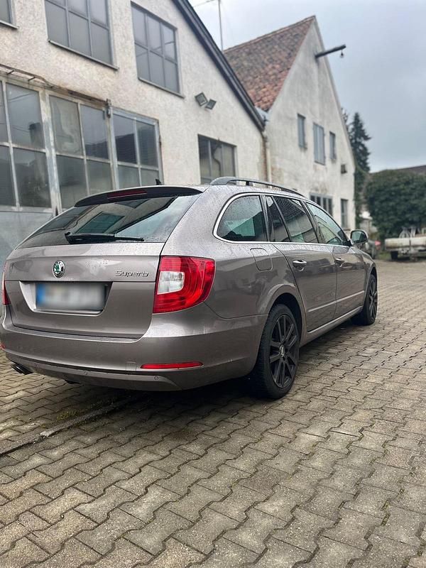 Gebraucht Skoda Superb 140 PS (102 kW) 2012 Violet Kombi