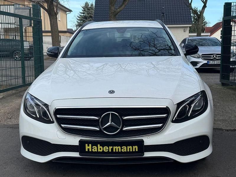 Gebraucht Mercedes E220 Avantgarde 194 PS (142 kW) 2019 Weiß Limousine