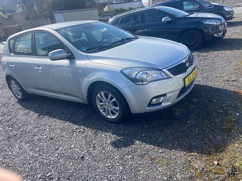 Gebraucht Kia Ceed 126 PS (92 kW) 2010 Silber Kleinwagen