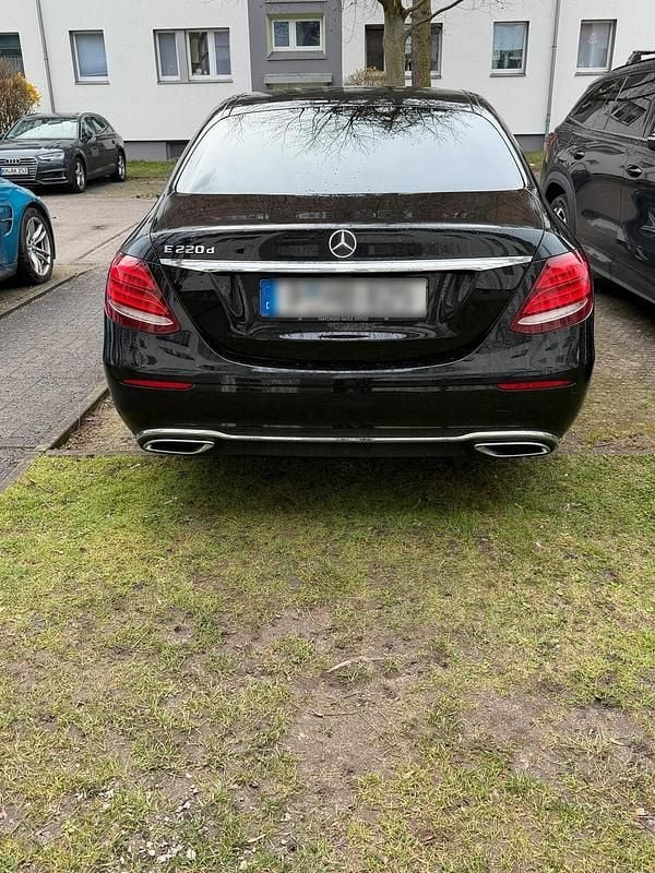 Gebraucht Mercedes E220 194 PS (142 kW) 2018 Schwarz Limousine