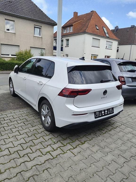 Oryxweiss Gebraucht 2022 VW Golf VIII Life Limousine | 19.100 € (Superpreis) - Bild 1/4