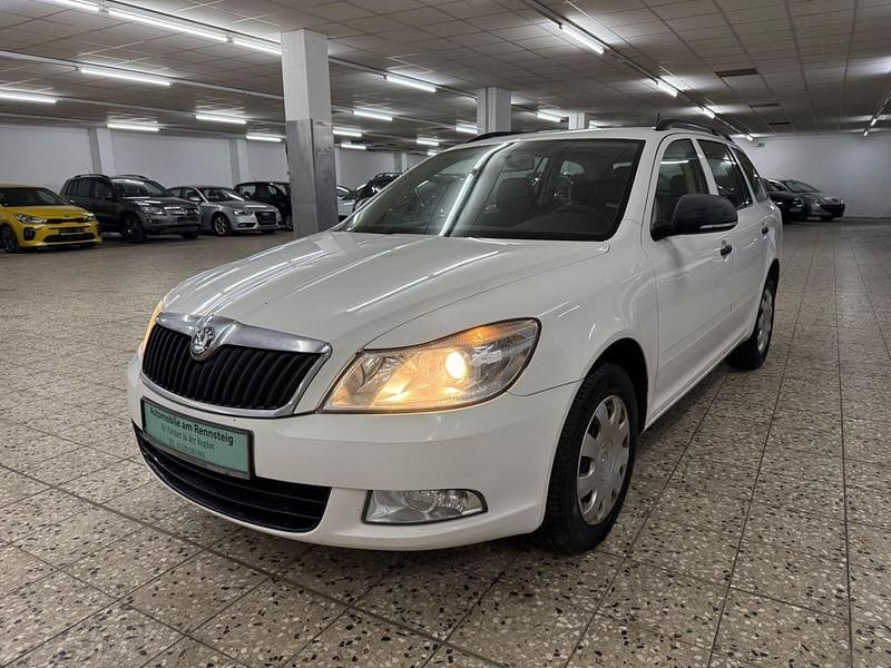 Weiß Gebraucht 2012 Skoda Octavia Classic Kombi | 2.798 € - Bild 1/4