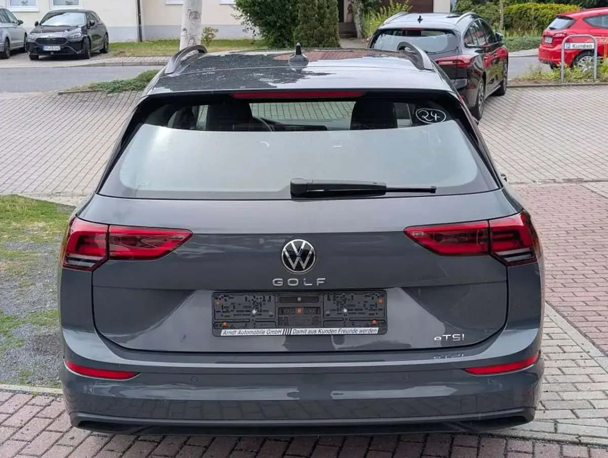 Gebraucht VW Golf VIII Life 131 PS (96 kW) 2024 Dolphin gray metallic Kombi