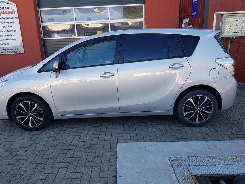 Gebraucht Toyota Verso Executive 147 PS (108 kW) 2017 Silber Van / Kleinbus