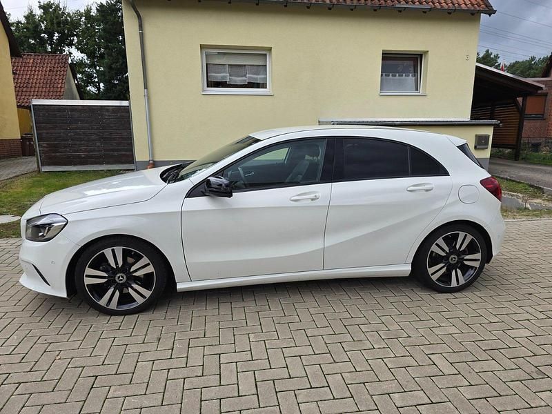 Weiß Gebraucht 2018 Mercedes A220 Urban Limousine | 18.700 € (Fairer Preis) - Bild 1/4