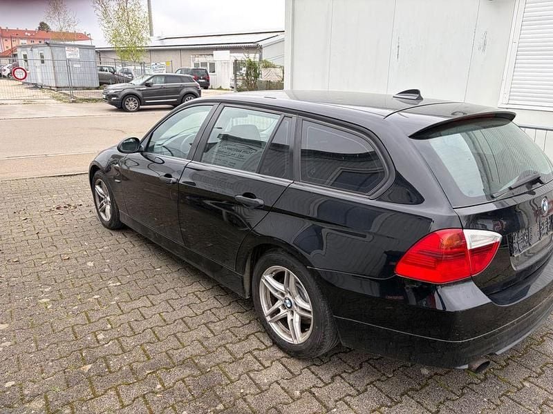 Gebraucht BMW 318 129 PS (94 kW) 2006 Schwarz Kombi