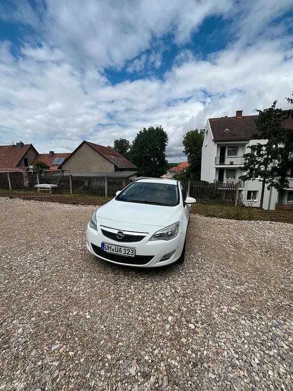 Weiß Gebraucht 2012 Opel Astra Kombi | 3.000 € (Guter Preis) - Bild 1/4