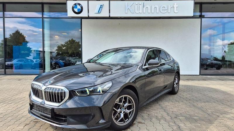 Sophistograu brillanteffekt me Gebraucht 2024 BMW 520 Sport Line Limousine | 43.485 € (Guter Preis) - Bild 1/4