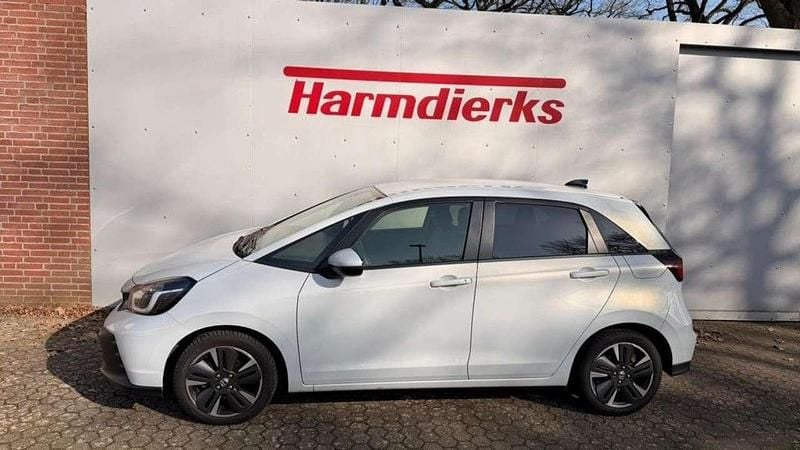 Gebraucht Honda Jazz Advance 107 PS (78 kW) 2023 Premium sunlight white pearl (metallic) Kleinwagen