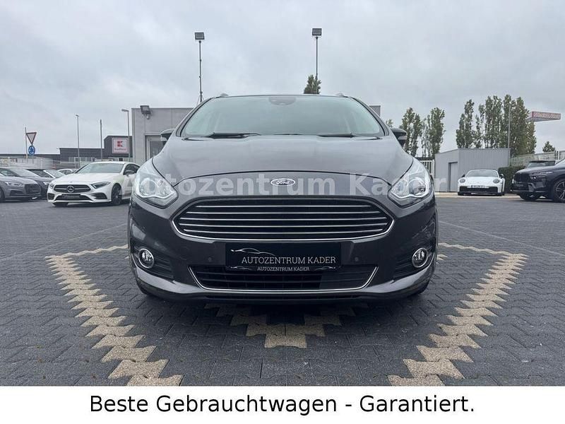 Grau Gebraucht 2019 Ford S-MAX Titanium Van / Kleinbus | 19.900 € (Etwas zu teuer) - Bild 1/4