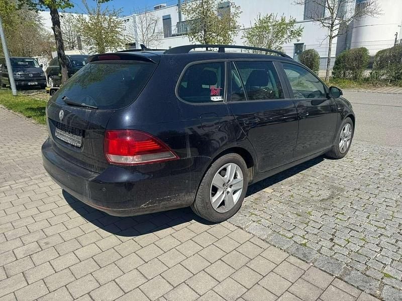 Gebraucht VW Golf VII Match 105 PS (77 kW) 2013 Deep black perleffekt Kombi