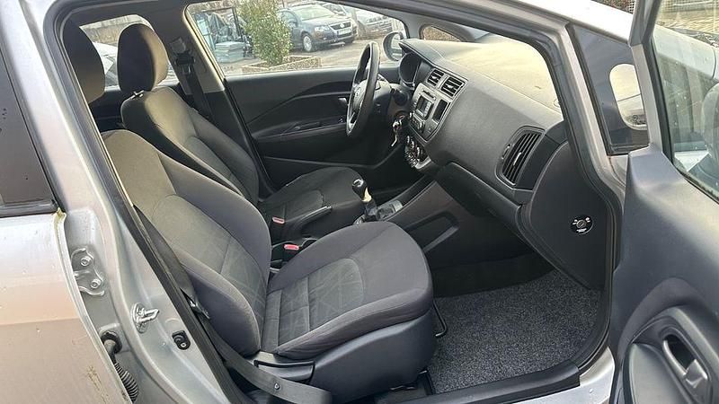 Gebraucht Kia Rio Edition 7 86 PS (63 kW) 2012 Brilliantsilber met. Limousine