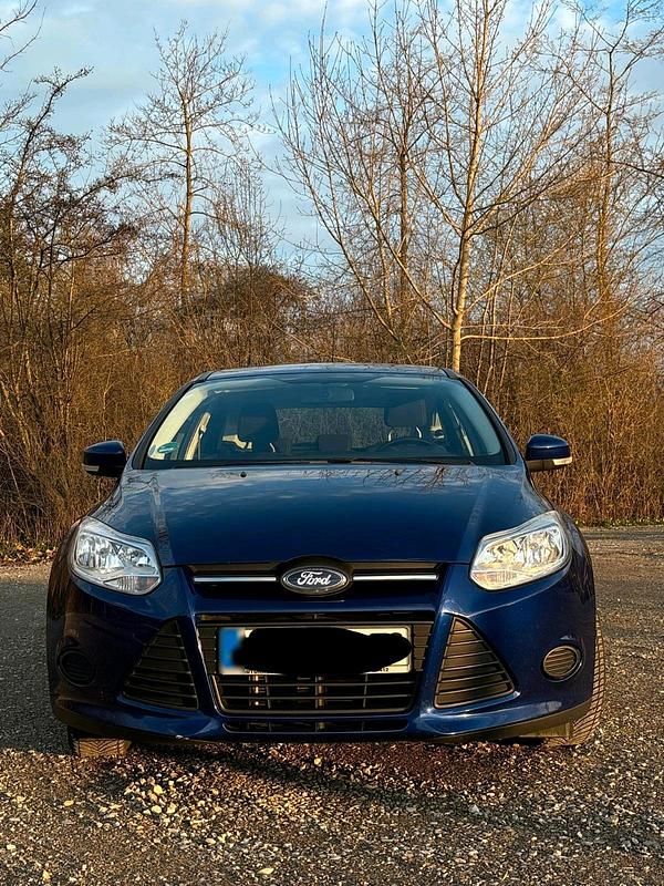 Gebraucht Ford Focus Trend 101 PS (74 kW) 2014 Blau Limousine