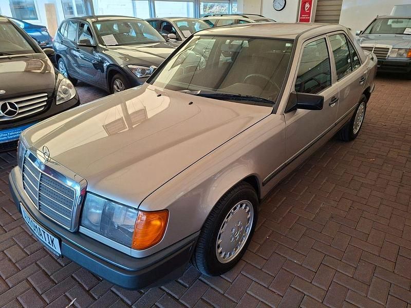 Gebraucht Mercedes E230 136 PS (100 kW) 1987 Silber Limousine