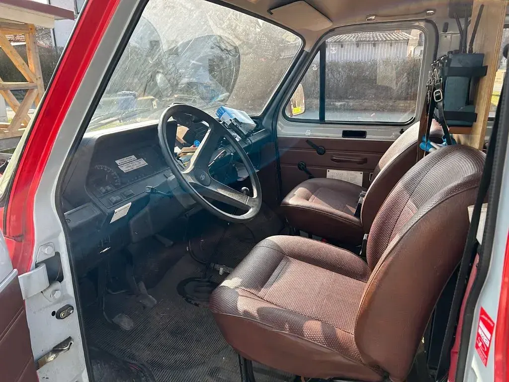 Używany Ford Transit 77 KM (56 kW) 1979 Czerwony Minivan