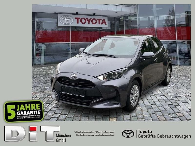 Grey (metallic) Gebraucht 2021 Toyota Yaris Comfort Kleinwagen | 13.990 € (Fairer Preis) - Bild 1/4