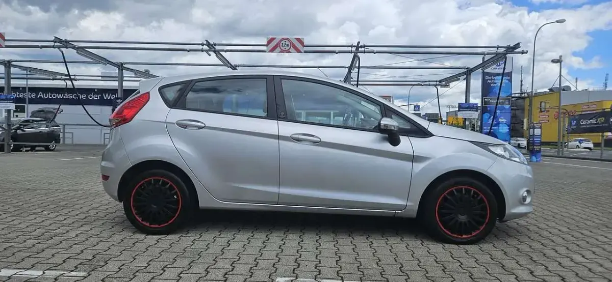 Gebraucht Ford Fiesta Trend 82 PS (60 kW) 2012 Polarsilber metallic Kleinwagen