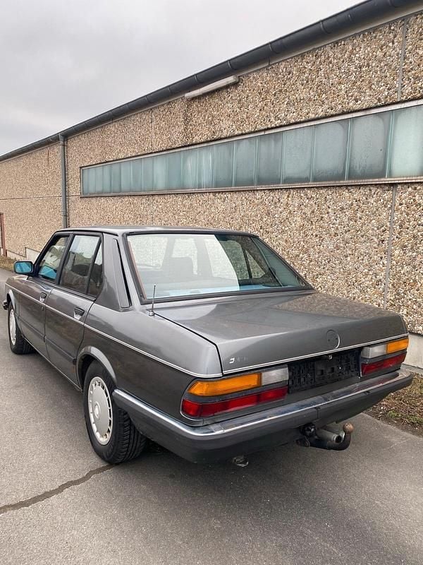 Gebraucht BMW 520 129 PS (94 kW) 1987 Grau Limousine