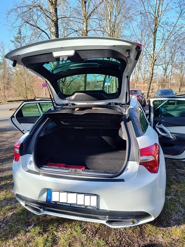 Weiß Gebraucht 2012 Citroën DS5 Kleinwagen | 9.600 € (Fairer Preis) - Bild 1/4
