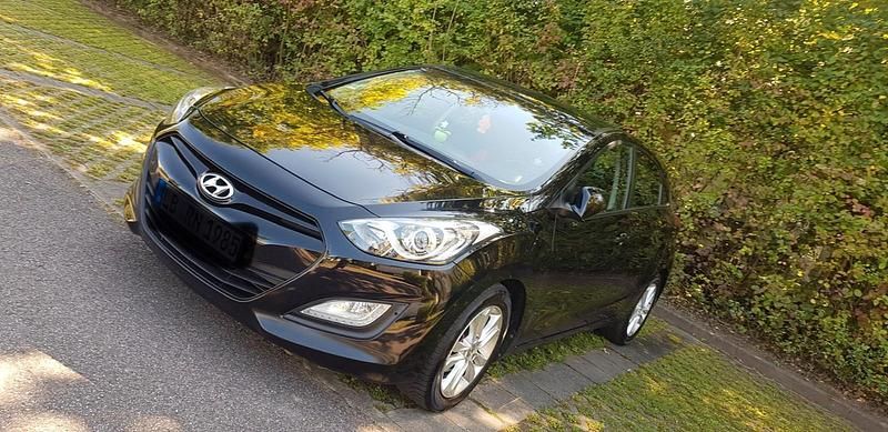Gebraucht Hyundai i30 101 PS (74 kW) 2013 Schwarz Limousine