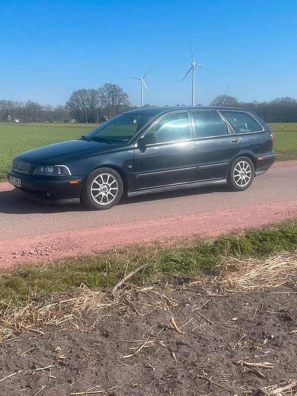 Schwarz Gebraucht 2001 Volvo V40 Kombi | 2.000 € (Fairer Preis) - Bild 1/4
