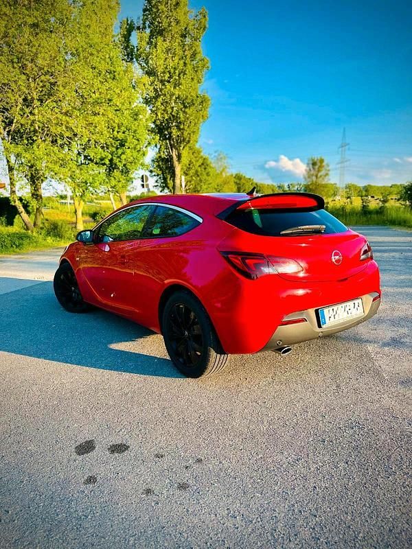 Gebraucht Opel Astra GTC 140 PS (102 kW) 2015 Rot Coupé
