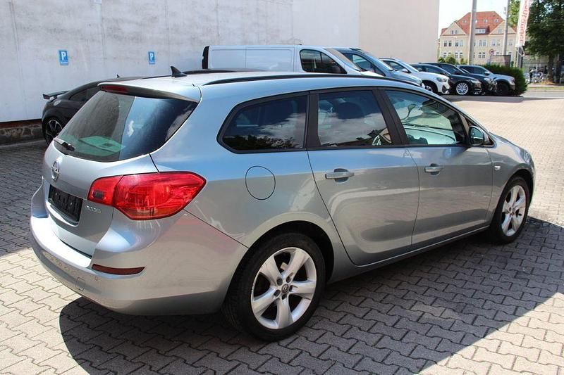 Gebraucht Opel Astra Design Edition 95 PS (69 kW) 2011 Silber Kombi