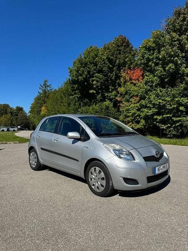 Grau Gebraucht 2010 Toyota Yaris Cool Kleinwagen | 4.899 € (Fairer Preis) - Bild 1/4