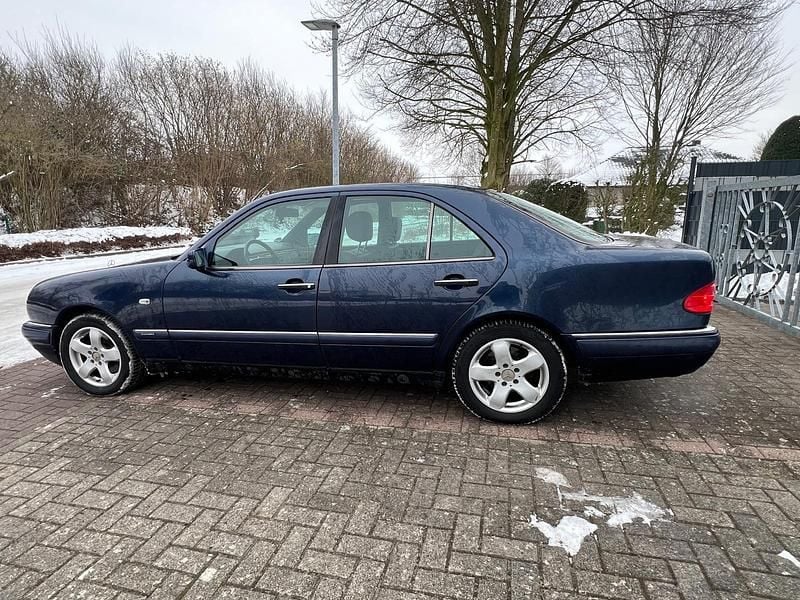 Gebraucht Mercedes E320 210 PS (154 kW) 1998 Blau Limousine