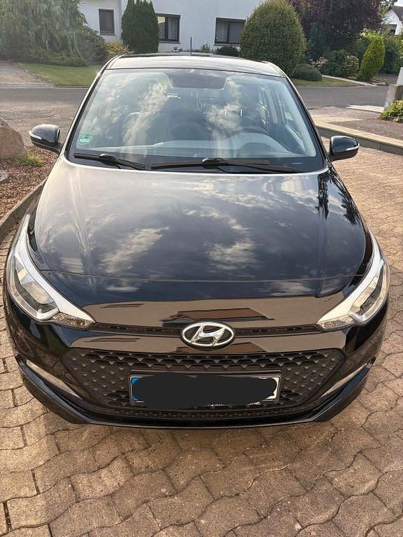 Schwarz Gebraucht 2017 Hyundai i20 Classic Limousine | 8.300 € (Fairer Preis) - Bild 1/4