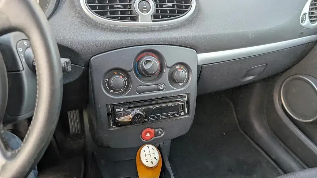 Używany Renault Clio II 86 KM (63 kW) 2008 Czarny Sedan/Limuzyna