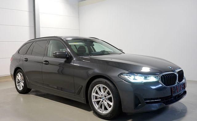 Grau Gebraucht 2021 BMW 520 Performance Kombi | 23.450 € (Guter Preis) - Bild 1/4