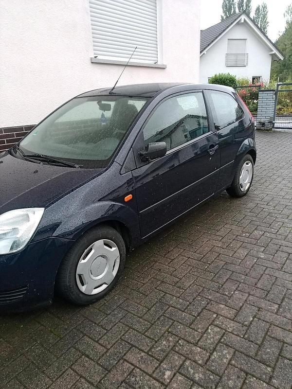 Blau Gebraucht 2005 Ford Fiesta Kleinwagen | 600 € (Superpreis) - Bild 1/4