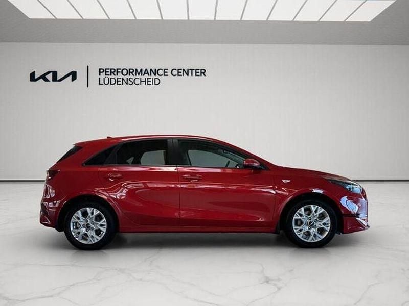 Usado Kia Ceed Vision 140 HP (102 kW) 2024 Vermelho Citadino