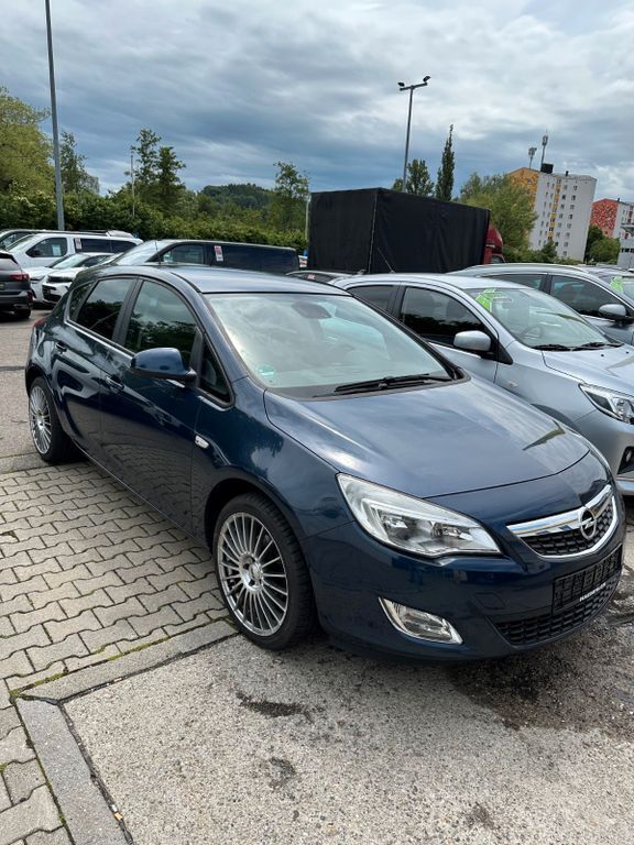 Blau Gebraucht 2011 Opel Astra Design Edition Limousine | 3.990 € - Bild 1/4